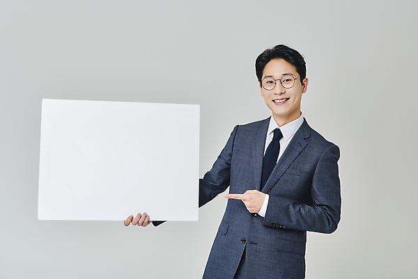 포토 JPG 스튜디오촬영 배너 응시 남자 안경 회색배경 사각프레임 실내 한명 미소 들기 정장 상반신 성인 앞모습 30대 비즈니스라이프 한국인 가리킴 직장인 비즈니스맨 성인남자한명만 안경낌 국내포토 직업 1 라이프스타일 시선 잡화 옷 뷰포인트 백그라운드 비즈니스 모션 프레임 표정 사람 동양인 손짓 내부 장년 사각형 회색 남자한명만 성인남자만 파일형식