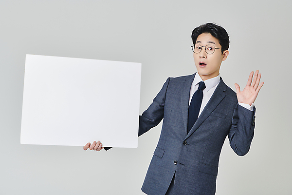 포토 JPG 스튜디오촬영 배너 응시 남자 안경 회색배경 사각프레임 실내 한명 들기 정장 상반신 성인 앞모습 30대 비즈니스라이프 손들기 놀람 한국인 직장인 비즈니스맨 성인남자한명만 안경낌 국내포토 직업 1 라이프스타일 시선 잡화 옷 감정 뷰포인트 백그라운드 비즈니스 모션 프레임 표정 사람 동양인 내부 장년 사각형 회색 남자한명만 성인남자만 파일형식
