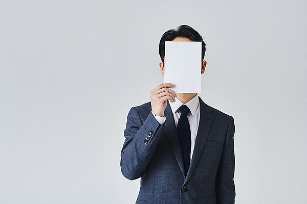 포토 JPG 스튜디오촬영 배너 남자 안경 회색배경 사각프레임 실내 한명 들기 정장 상반신 성인 앞모습 30대 비즈니스라이프 한국인 직장인 비즈니스맨 얼굴가리기 성인남자한명만 안경낌 국내포토 직업 1 라이프스타일 잡화 옷 뷰포인트 백그라운드 비즈니스 모션 프레임 사람 동양인 내부 장년 사각형 회색 가림 남자한명만 성인남자만 파일형식