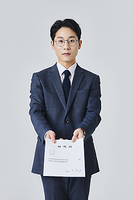 포토 JPG 스튜디오촬영 응시 남자 안경 회색배경 실내 한명 들기 정장 상반신 성인 앞모습 30대 비즈니스라이프 한국인 직장인 비즈니스맨 주기 사표 성인남자한명만 안경낌 국내포토 직업 1 라이프스타일 시선 잡화 옷 뷰포인트 백그라운드 비즈니스 모션 사람 동양인 내부 장년 회색 남자한명만 성인남자만 파일형식