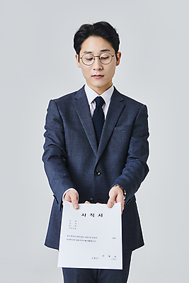 포토 JPG 스튜디오촬영 응시 남자 안경 회색배경 실내 한명 들기 정장 상반신 성인 앞모습 30대 비즈니스라이프 한국인 직장인 비즈니스맨 주기 사표 성인남자한명만 안경낌 내려보기 국내포토 직업 1 라이프스타일 시선 잡화 옷 뷰포인트 백그라운드 비즈니스 모션 사람 동양인 내부 장년 회색 남자한명만 성인남자만 파일형식