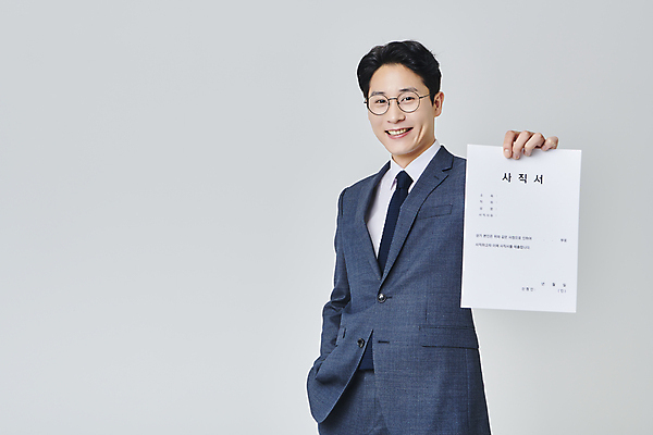 포토 JPG 스튜디오촬영 응시 남자 안경 회색배경 실내 한명 미소 들기 정장 상반신 성인 앞모습 30대 비즈니스라이프 한국인 직장인 비즈니스맨 주머니손 사표 성인남자한명만 안경낌 국내포토 직업 1 라이프스타일 시선 잡화 옷 뷰포인트 백그라운드 비즈니스 모션 표정 사람 동양인 내부 장년 회색 남자한명만 성인남자만 파일형식