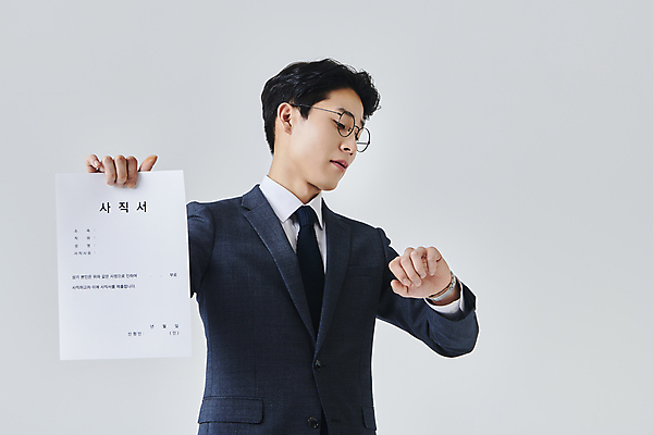 포토 JPG 스튜디오촬영 응시 남자 안경 회색배경 실내 한명 들기 정장 상반신 성인 옆모습 30대 비즈니스라이프 한국인 직장인 비즈니스맨 손목시계 사표 시계보기 성인남자한명만 안경낌 국내포토 직업 1 라이프스타일 시선 잡화 옷 뷰포인트 시계 백그라운드 비즈니스 장신구 모션 사람 동양인 내부 장년 회색 남자한명만 성인남자만 파일형식