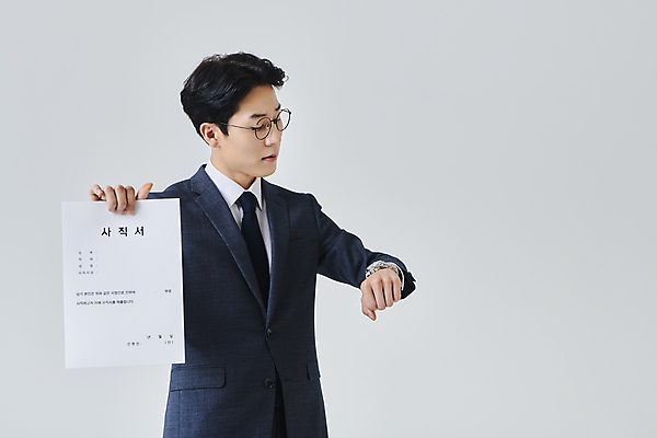 포토 JPG 스튜디오촬영 응시 남자 안경 회색배경 실내 한명 들기 정장 상반신 성인 옆모습 30대 비즈니스라이프 한국인 직장인 비즈니스맨 손목시계 사표 시계보기 성인남자한명만 안경낌 국내포토 직업 1 라이프스타일 시선 잡화 옷 뷰포인트 시계 백그라운드 비즈니스 장신구 모션 사람 동양인 내부 장년 회색 남자한명만 성인남자만 파일형식