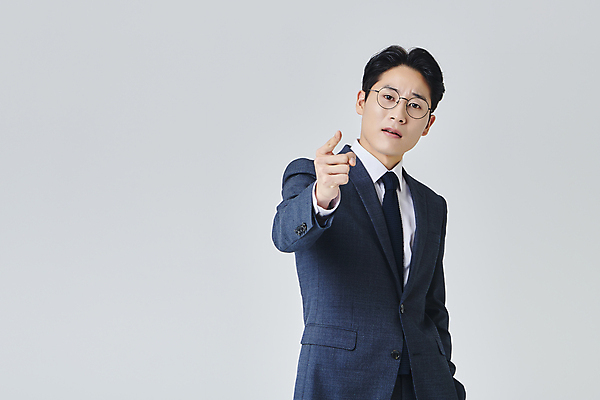 포토 JPG 스튜디오촬영 응시 남자 안경 회색배경 실내 한명 정장 손짓 상반신 성인 앞모습 30대 비즈니스라이프 한국인 분노 가리킴 직장인 비즈니스맨 찡그림 성인남자한명만 안경낌 국내포토 직업 1 라이프스타일 시선 잡화 옷 감정 뷰포인트 백그라운드 비즈니스 모션 표정 사람 동양인 내부 장년 회색 남자한명만 성인남자만 파일형식
