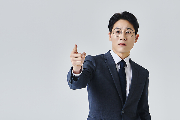 포토 JPG 스튜디오촬영 응시 남자 안경 회색배경 실내 한명 정장 손짓 상반신 성인 앞모습 30대 비즈니스라이프 한국인 분노 가리킴 직장인 비즈니스맨 찡그림 성인남자한명만 안경낌 국내포토 직업 1 라이프스타일 시선 잡화 옷 감정 뷰포인트 백그라운드 비즈니스 모션 표정 사람 동양인 내부 장년 회색 남자한명만 성인남자만 파일형식