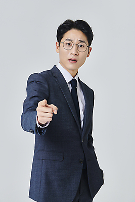 포토 JPG 스튜디오촬영 응시 남자 안경 회색배경 실내 한명 정장 손짓 상반신 성인 앞모습 30대 비즈니스라이프 한국인 분노 가리킴 직장인 비즈니스맨 찡그림 주머니손 성인남자한명만 안경낌 국내포토 직업 1 라이프스타일 시선 잡화 옷 감정 뷰포인트 백그라운드 비즈니스 모션 표정 사람 동양인 내부 장년 회색 남자한명만 성인남자만 파일형식