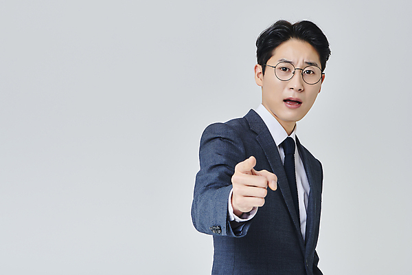 포토 JPG 스튜디오촬영 응시 남자 안경 회색배경 실내 한명 정장 손짓 상반신 성인 앞모습 30대 비즈니스라이프 한국인 분노 가리킴 직장인 비즈니스맨 찡그림 성인남자한명만 안경낌 국내포토 직업 1 라이프스타일 시선 잡화 옷 감정 뷰포인트 백그라운드 비즈니스 모션 표정 사람 동양인 내부 장년 회색 남자한명만 성인남자만 파일형식