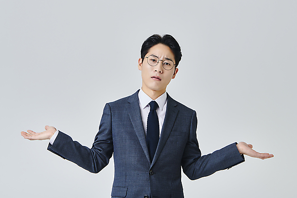 포토 JPG 스튜디오촬영 응시 남자 안경 회색배경 실내 한명 정장 손짓 상반신 성인 앞모습 30대 비즈니스라이프 한국인 직장인 비즈니스맨 찡그림 성인남자한명만 안경낌 억울 국내포토 직업 1 라이프스타일 시선 잡화 옷 감정 뷰포인트 백그라운드 비즈니스 모션 표정 사람 동양인 내부 장년 회색 남자한명만 성인남자만 파일형식