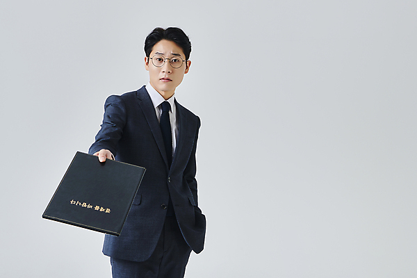 포토 JPG 스튜디오촬영 응시 남자 안경 회색배경 실내 한명 들기 정장 상반신 성인 앞모습 30대 비즈니스라이프 한국인 분노 직장인 비즈니스맨 찡그림 주기 주머니손 결재판 결제판 성인남자한명만 안경낌 국내포토 직업 1 라이프스타일 시선 잡화 옷 감정 뷰포인트 백그라운드 비즈니스 모션 표정 사람 동양인 내부 장년 사무용품 회색 결재 남자한명만 성인남자만 파일형식