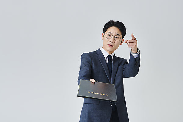 포토 JPG 스튜디오촬영 응시 남자 안경 회색배경 실내 한명 들기 정장 손짓 상반신 성인 앞모습 30대 비즈니스라이프 한국인 분노 가리킴 직장인 비즈니스맨 찡그림 주기 결재판 결제판 성인남자한명만 안경낌 국내포토 직업 1 라이프스타일 시선 잡화 옷 감정 뷰포인트 백그라운드 비즈니스 모션 표정 사람 동양인 내부 장년 사무용품 회색 결재 남자한명만 성인남자만 파일형식