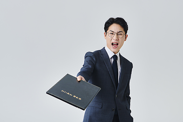 포토 JPG 스튜디오촬영 응시 남자 안경 회색배경 실내 한명 들기 정장 상반신 성인 앞모습 30대 비즈니스라이프 외침 한국인 분노 직장인 비즈니스맨 찡그림 주기 결재판 결제판 성인남자한명만 안경낌 국내포토 직업 1 라이프스타일 시선 잡화 옷 감정 뷰포인트 백그라운드 비즈니스 모션 표정 사람 동양인 내부 장년 사무용품 소리 회색 결재 남자한명만 성인남자만 파일형식