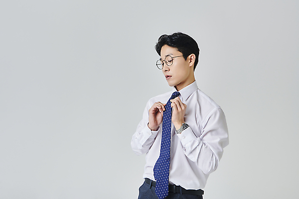 포토 JPG 스튜디오촬영 응시 남자 안경 와이셔츠 회색배경 넥타이 실내 피곤 한명 상반신 성인 옆모습 30대 비즈니스라이프 고통 한국인 잡기 직장인 비즈니스맨 매기 성인남자한명만 안경낌 국내포토 직업 1 라이프스타일 시선 잡화 감정 뷰포인트 백그라운드 컨셉 셔츠 비즈니스 모션 사람 동양인 내부 장년 회색 남자한명만 성인남자만 파일형식