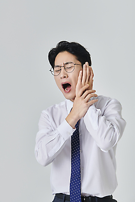 포토 JPG 스튜디오촬영 남자 안경 와이셔츠 회색배경 넥타이 실내 한명 상반신 성인 앞모습 30대 비즈니스라이프 고통 만지기 한국인 직장인 비즈니스맨 찡그림 치아건강 치통 성인남자한명만 안경낌 국내포토 직업 1 라이프스타일 잡화 감정 뷰포인트 백그라운드 셔츠 비즈니스 모션 표정 건강 사람 동양인 내부 장년 회색 질병 남자한명만 성인남자만 파일형식