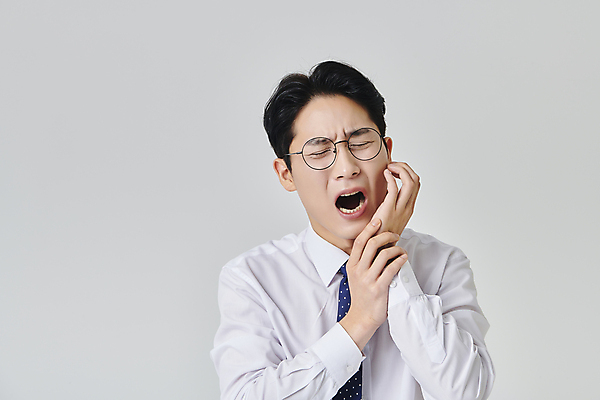 포토 JPG 스튜디오촬영 남자 안경 와이셔츠 회색배경 넥타이 실내 한명 상반신 성인 앞모습 30대 비즈니스라이프 눈감음 고통 만지기 한국인 직장인 비즈니스맨 찡그림 치아건강 치통 성인남자한명만 안경낌 국내포토 직업 1 라이프스타일 잡화 감정 뷰포인트 백그라운드 셔츠 비즈니스 모션 표정 건강 사람 동양인 내부 장년 회색 질병 남자한명만 성인남자만 파일형식