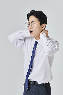 포토 JPG 스튜디오촬영 응시 남자 안경 와이셔츠 회색배경 넥타이 실내 한명 상반신 성인 옆모습 30대 비즈니스라이프 건강관리 고통 한국인 잡기 직장인 비즈니스맨 찡그림 고혈압 뒷목 목통증 성인남자한명만 안경낌 국내포토 직업 1 라이프스타일 시선 잡화 감정 뷰포인트 백그라운드 셔츠 비즈니스 모션 표정 건강 관리 사람 동양인 내부 장년 회색 질병 목 남자한명만 성인남자만 파일형식