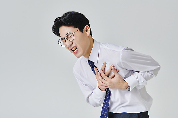 포토 JPG 스튜디오촬영 남자 안경 와이셔츠 회색배경 넥타이 실내 한명 상반신 성인 옆모습 30대 비즈니스라이프 건강관리 고통 한국인 심장 직장인 비즈니스맨 찡그림 가슴통증 성인남자한명만 안경낌 국내포토 직업 1 라이프스타일 잡화 감정 뷰포인트 백그라운드 셔츠 비즈니스 표정 건강 관리 사람 동양인 내부 장년 회색 장기_의학 남자한명만 성인남자만 파일형식