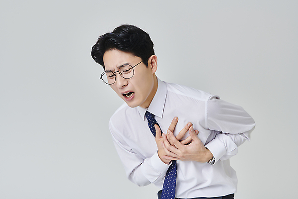 포토 JPG 스튜디오촬영 응시 남자 안경 와이셔츠 회색배경 넥타이 실내 한명 상반신 성인 옆모습 30대 비즈니스라이프 건강관리 고통 한국인 심장 직장인 비즈니스맨 찡그림 가슴통증 성인남자한명만 안경낌 국내포토 직업 1 라이프스타일 시선 잡화 감정 뷰포인트 백그라운드 셔츠 비즈니스 표정 건강 관리 사람 동양인 내부 장년 회색 장기_의학 남자한명만 성인남자만 파일형식