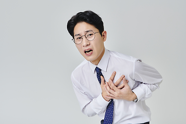 포토 JPG 스튜디오촬영 응시 남자 안경 와이셔츠 회색배경 넥타이 실내 한명 상반신 성인 앞모습 30대 비즈니스라이프 건강관리 고통 한국인 심장 직장인 비즈니스맨 찡그림 가슴통증 성인남자한명만 안경낌 국내포토 직업 1 라이프스타일 시선 잡화 감정 뷰포인트 백그라운드 셔츠 비즈니스 표정 건강 관리 사람 동양인 내부 장년 회색 장기_의학 남자한명만 성인남자만 파일형식