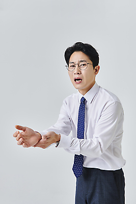 포토 JPG 스튜디오촬영 응시 남자 안경 와이셔츠 회색배경 넥타이 실내 건강 한명 상반신 성인 옆모습 30대 비즈니스라이프 건강관리 고통 한국인 직장인 비즈니스맨 찡그림 손목 성인남자한명만 안경낌 손목통증 국내포토 직업 1 라이프스타일 시선 잡화 감정 뷰포인트 백그라운드 셔츠 비즈니스 표정 관리 사람 동양인 내부 신체부위 장년 회색 남자한명만 성인남자만 파일형식