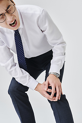 포토 JPG 스튜디오촬영 남자 안경 회색배경 넥타이 실내 허리숙이기 한명 정장 상반신 성인 앞모습 30대 비즈니스라이프 건강관리 눈감음 고통 한국인 직장인 비즈니스맨 찡그림 무릎통증 성인남자한명만 안경낌 무릎구부리기 국내포토 직업 1 라이프스타일 잡화 옷 감정 뷰포인트 포즈 백그라운드 비즈니스 모션 표정 건강 관리 숙이기 사람 동양인 내부 장년 회색 남자한명만 성인남자만 파일형식