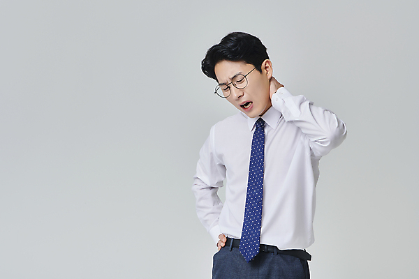 포토 JPG 스튜디오촬영 남자 안경 허리손 와이셔츠 회색배경 넥타이 실내 한명 상반신 성인 앞모습 30대 비즈니스라이프 건강관리 고통 한국인 잡기 직장인 비즈니스맨 찡그림 고혈압 뒷목 목통증 성인남자한명만 안경낌 국내포토 직업 1 라이프스타일 잡화 감정 뷰포인트 포즈 백그라운드 셔츠 비즈니스 모션 표정 건강 관리 사람 동양인 내부 장년 회색 질병 목 남자한명만 성인남자만 파일형식