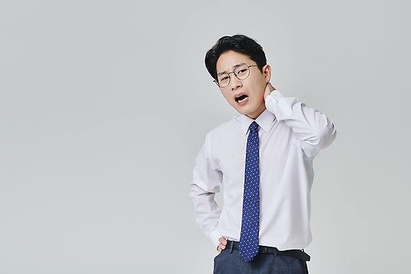 포토 JPG 스튜디오촬영 응시 남자 안경 허리손 와이셔츠 회색배경 넥타이 실내 한명 상반신 성인 앞모습 30대 비즈니스라이프 건강관리 고통 한국인 잡기 직장인 비즈니스맨 고혈압 뒷목 목통증 성인남자한명만 안경낌 국내포토 직업 1 라이프스타일 시선 잡화 감정 뷰포인트 포즈 백그라운드 셔츠 비즈니스 모션 건강 관리 사람 동양인 내부 장년 회색 질병 목 남자한명만 성인남자만 파일형식