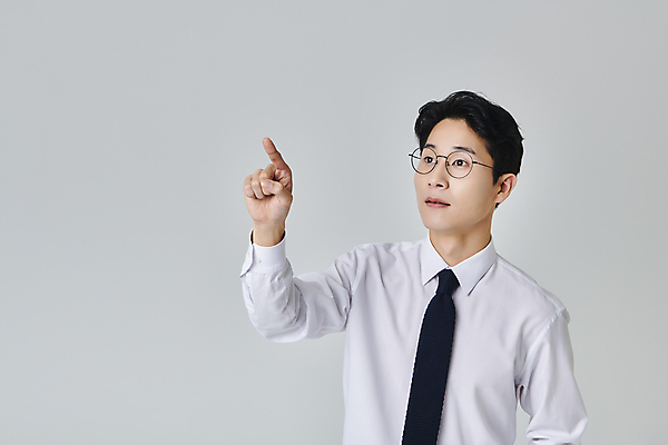 포토 JPG 스튜디오촬영 응시 남자 안경 포즈 와이셔츠 모션 회색배경 넥타이 실내 한명 상반신 성인 앞모습 30대 비즈니스라이프 손들기 한국인 가리킴 직장인 비즈니스맨 성인남자한명만 안경낌 국내포토 직업 1 라이프스타일 시선 잡화 뷰포인트 백그라운드 셔츠 비즈니스 사람 동양인 손짓 내부 장년 회색 남자한명만 성인남자만 파일형식