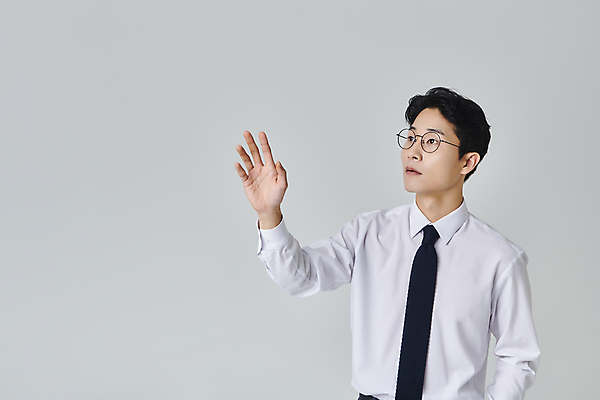 포토 JPG 스튜디오촬영 응시 남자 안경 포즈 와이셔츠 모션 회색배경 넥타이 실내 한명 상반신 성인 앞모습 30대 비즈니스라이프 한국인 직장인 비즈니스맨 손내밀기 성인남자한명만 안경낌 국내포토 직업 1 라이프스타일 시선 잡화 뷰포인트 백그라운드 셔츠 비즈니스 사람 동양인 손짓 내부 장년 회색 남자한명만 성인남자만 파일형식