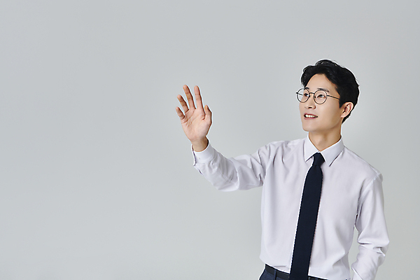 포토 JPG 스튜디오촬영 응시 남자 안경 포즈 와이셔츠 모션 회색배경 넥타이 실내 한명 미소 상반신 성인 앞모습 30대 비즈니스라이프 한국인 직장인 비즈니스맨 손내밀기 성인남자한명만 안경낌 국내포토 직업 1 라이프스타일 시선 잡화 뷰포인트 셔츠 비즈니스 표정 사람 동양인 손짓 내부 장년 회색 남자한명만 성인남자만 파일형식 컬러 상의 인종 생활 남자만 성인만 옷