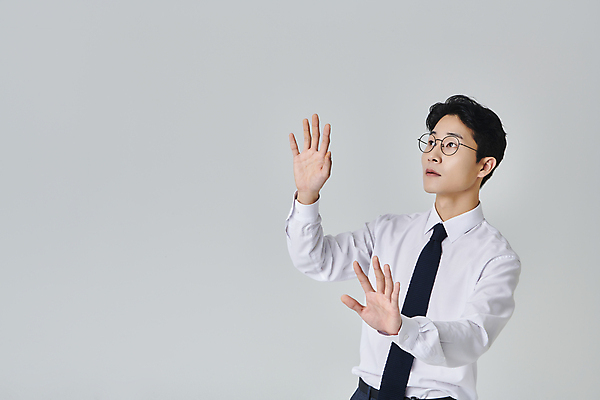 포토 JPG 스튜디오촬영 응시 남자 안경 포즈 와이셔츠 모션 회색배경 넥타이 실내 한명 상반신 성인 옆모습 30대 비즈니스라이프 터치 한국인 직장인 비즈니스맨 확인 성인남자한명만 안경낌 국내포토 직업 1 라이프스타일 시선 잡화 뷰포인트 백그라운드 셔츠 비즈니스 사람 동양인 내부 장년 회색 남자한명만 성인남자만 파일형식