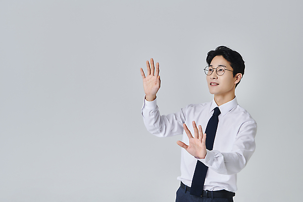 포토 JPG 스튜디오촬영 응시 남자 안경 포즈 와이셔츠 모션 회색배경 넥타이 실내 한명 미소 상반신 성인 옆모습 30대 비즈니스라이프 터치 한국인 직장인 비즈니스맨 확인 성인남자한명만 안경낌 국내포토 직업 1 라이프스타일 시선 잡화 뷰포인트 백그라운드 셔츠 비즈니스 표정 사람 동양인 내부 장년 회색 남자한명만 성인남자만 파일형식