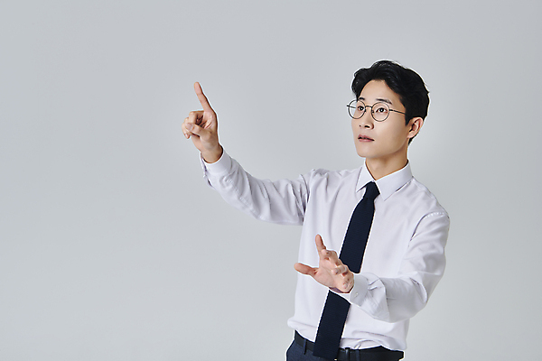 포토 JPG 스튜디오촬영 응시 남자 안경 포즈 와이셔츠 모션 회색배경 넥타이 실내 한명 상반신 성인 옆모습 30대 비즈니스라이프 터치 한국인 가리킴 직장인 비즈니스맨 성인남자한명만 안경낌 국내포토 직업 1 라이프스타일 시선 잡화 뷰포인트 백그라운드 셔츠 비즈니스 사람 동양인 손짓 내부 장년 회색 남자한명만 성인남자만 파일형식