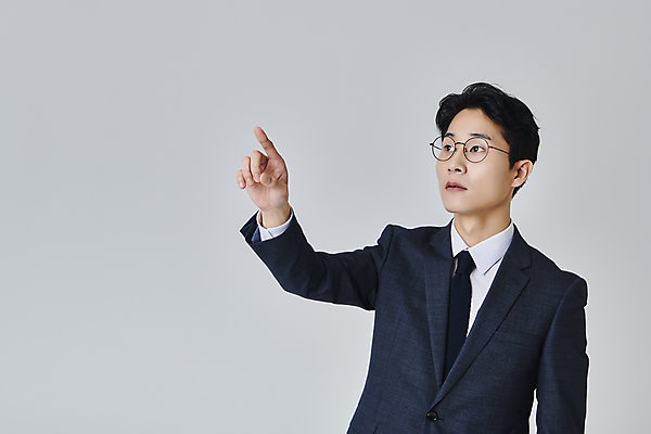 포토 JPG 스튜디오촬영 응시 남자 안경 회색배경 실내 한명 정장 상반신 성인 옆모습 30대 비즈니스라이프 한국인 가리킴 직장인 비즈니스맨 성인남자한명만 안경낌 국내포토 직업 1 라이프스타일 시선 잡화 옷 뷰포인트 백그라운드 비즈니스 사람 동양인 손짓 내부 장년 회색 남자한명만 성인남자만 파일형식
