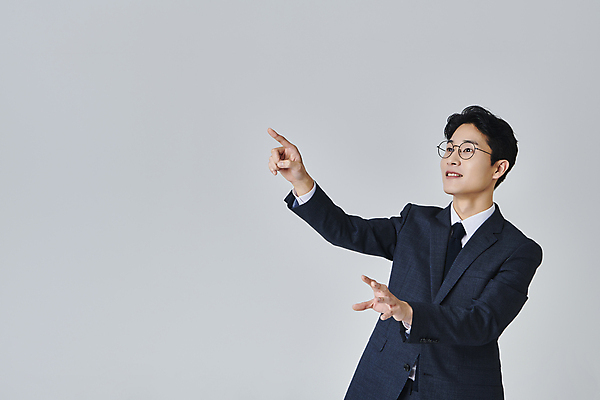 포토 JPG 스튜디오촬영 응시 남자 안경 포즈 모션 회색배경 실내 한명 미소 정장 상반신 성인 옆모습 30대 비즈니스라이프 터치 한국인 가리킴 직장인 비즈니스맨 성인남자한명만 안경낌 국내포토 직업 1 라이프스타일 시선 잡화 옷 뷰포인트 백그라운드 비즈니스 표정 사람 동양인 손짓 내부 장년 회색 남자한명만 성인남자만 파일형식