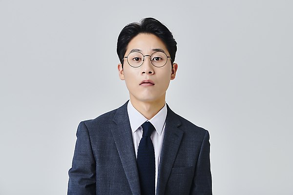 포토 JPG 스튜디오촬영 응시 남자 안경 회색배경 실내 한명 정장 상반신 성인 앞모습 30대 비즈니스라이프 한국인 직장인 비즈니스맨 성인남자한명만 안경낌 국내포토 직업 1 라이프스타일 시선 잡화 옷 뷰포인트 백그라운드 비즈니스 사람 동양인 내부 장년 회색 남자한명만 성인남자만 파일형식