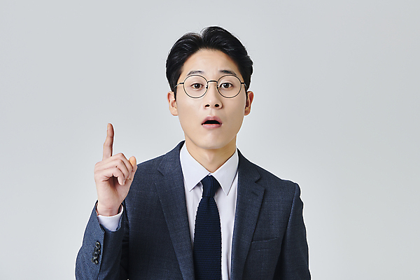 포토 JPG 스튜디오촬영 응시 남자 안경 회색배경 아이디어 실내 한명 정장 손짓 상반신 성인 앞모습 30대 비즈니스라이프 한국인 가리킴 직장인 비즈니스맨 성인남자한명만 안경낌 국내포토 직업 1 라이프스타일 시선 잡화 옷 뷰포인트 백그라운드 컨셉 비즈니스 모션 사람 동양인 내부 장년 회색 남자한명만 성인남자만 파일형식