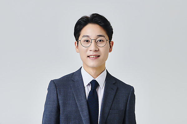 포토 JPG 스튜디오촬영 응시 남자 안경 회색배경 실내 한명 미소 정장 상반신 성인 앞모습 30대 비즈니스라이프 한국인 직장인 비즈니스맨 성인남자한명만 안경낌 국내포토 직업 1 라이프스타일 시선 잡화 옷 뷰포인트 백그라운드 비즈니스 표정 사람 동양인 내부 장년 회색 남자한명만 성인남자만 파일형식