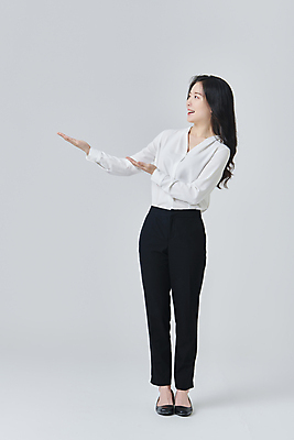 포토 JPG 스튜디오촬영 전신 응시 여자 구두 회색배경 실내 한명 서기 미소 정장 손짓 성인 앞모습 30대 비즈니스라이프 한국인 가리킴 직장인 비즈니스우먼 성인여자한명만 국내포토 직업 1 라이프스타일 시선 옷 뷰포인트 백그라운드 신발 비즈니스 모션 표정 사람 동양인 내부 장년 회색 여자한명만 성인여자만 파일형식