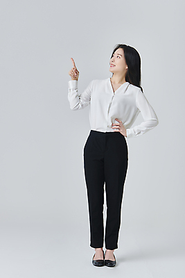 포토 JPG 스튜디오촬영 전신 응시 여자 구두 허리손 회색배경 실내 한명 서기 미소 정장 손짓 성인 앞모습 30대 비즈니스라이프 한국인 올려보기 가리킴 직장인 비즈니스우먼 성인여자한명만 국내포토 직업 1 라이프스타일 시선 옷 뷰포인트 포즈 백그라운드 신발 비즈니스 모션 표정 사람 동양인 내부 장년 회색 여자한명만 성인여자만 파일형식