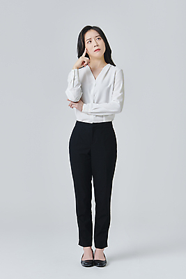 포토 JPG 스튜디오촬영 전신 여자 구두 회색배경 실내 한명 서기 정장 손짓 성인 앞모습 30대 비즈니스라이프 한국인 올려보기 직장인 비즈니스우먼 고민 성인여자한명만 국내포토 직업 1 라이프스타일 옷 감정 뷰포인트 백그라운드 신발 비즈니스 모션 사람 동양인 내부 장년 회색 여자한명만 성인여자만 파일형식