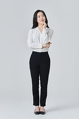 포토 JPG 스튜디오촬영 전신 응시 여자 구두 회색배경 실내 한명 서기 미소 정장 손짓 성인 앞모습 30대 비즈니스라이프 턱괴기 한국인 직장인 비즈니스우먼 고민 성인여자한명만 국내포토 직업 1 라이프스타일 시선 옷 감정 뷰포인트 백그라운드 신발 비즈니스 모션 표정 사람 동양인 내부 장년 회색 여자한명만 성인여자만 파일형식
