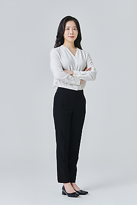 포토 JPG 스튜디오촬영 전신 응시 여자 구두 회색배경 실내 한명 서기 미소 정장 성인 앞모습 30대 비즈니스라이프 팔짱 한국인 직장인 비즈니스우먼 성인여자한명만 국내포토 직업 1 라이프스타일 시선 옷 뷰포인트 백그라운드 신발 비즈니스 모션 표정 사람 동양인 내부 장년 회색 여자한명만 성인여자만 파일형식