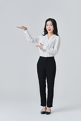 포토 JPG 스튜디오촬영 전신 응시 여자 구두 회색배경 수치 실내 한명 서기 미소 정장 손짓 성인 앞모습 30대 비즈니스라이프 손들기 한국인 가리킴 직장인 비즈니스우먼 큼 재기 성인여자한명만 국내포토 직업 1 라이프스타일 시선 옷 뷰포인트 백그라운드 신발 비즈니스 모션 그래프 표정 사람 동양인 내부 장년 회색 크기 여자한명만 성인여자만 파일형식