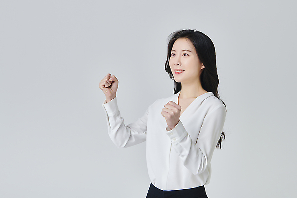 포토 JPG 스튜디오촬영 응시 여자 회색배경 실내 한명 미소 정장 상반신 성인 옆모습 30대 비즈니스라이프 파이팅 주먹 한국인 직장인 비즈니스우먼 성인여자한명만 국내포토 직업 1 라이프스타일 시선 옷 뷰포인트 백그라운드 비즈니스 모션 표정 사람 동양인 내부 장년 회색 여자한명만 성인여자만 파일형식