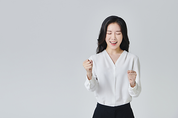 포토 JPG 스튜디오촬영 여자 회색배경 실내 한명 정장 상반신 성인 앞모습 30대 비즈니스라이프 눈감음 파이팅 외침 주먹 한국인 직장인 비즈니스우먼 성인여자한명만 국내포토 직업 1 라이프스타일 옷 뷰포인트 백그라운드 비즈니스 모션 사람 동양인 내부 장년 소리 회색 여자한명만 성인여자만 파일형식