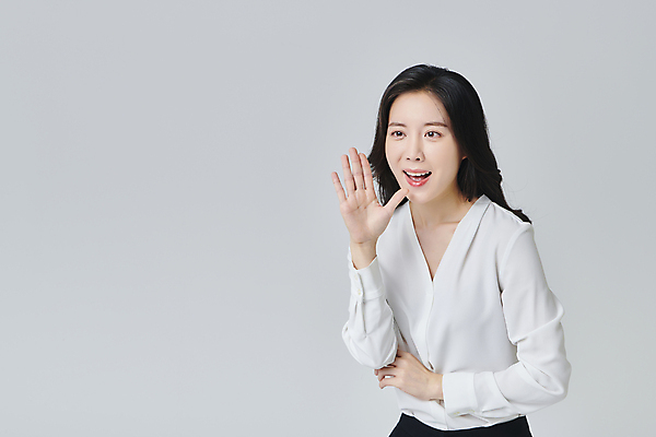 포토 JPG 스튜디오촬영 응시 여자 회색배경 실내 한명 미소 정장 상반신 성인 앞모습 30대 비즈니스라이프 손들기 외침 한국인 직장인 비즈니스우먼 성인여자한명만 국내포토 직업 1 라이프스타일 시선 옷 뷰포인트 백그라운드 비즈니스 모션 표정 사람 동양인 내부 장년 소리 회색 여자한명만 성인여자만 파일형식