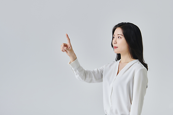 포토 JPG 스튜디오촬영 응시 여자 회색배경 실내 한명 미소 정장 상반신 성인 옆모습 30대 비즈니스라이프 한국인 가리킴 직장인 비즈니스우먼 성인여자한명만 국내포토 직업 1 라이프스타일 시선 옷 뷰포인트 백그라운드 비즈니스 표정 사람 동양인 손짓 내부 장년 회색 여자한명만 성인여자만 파일형식