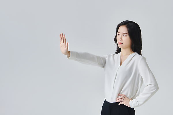 포토 JPG 스튜디오촬영 응시 여자 허리손 회색배경 실내 한명 정장 상반신 성인 옆모습 30대 비즈니스라이프 한국인 직장인 비즈니스우먼 찡그림 거절 손뻗기 성인여자한명만 국내포토 직업 1 라이프스타일 시선 옷 뷰포인트 포즈 백그라운드 컨셉 비즈니스 모션 표정 사람 동양인 내부 장년 회색 여자한명만 성인여자만 파일형식