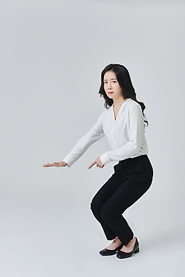 포토 JPG 스튜디오촬영 전신 응시 여자 구두 회색배경 수치 실내 한명 서기 정장 성인 옆모습 30대 비즈니스라이프 한국인 가리킴 직장인 비즈니스우먼 찡그림 작음 손뻗기 재기 성인여자한명만 무릎구부리기 국내포토 직업 1 라이프스타일 시선 옷 뷰포인트 포즈 백그라운드 신발 비즈니스 모션 그래프 표정 사람 동양인 손짓 내부 장년 회색 크기 여자한명만 성인여자만 파일형식